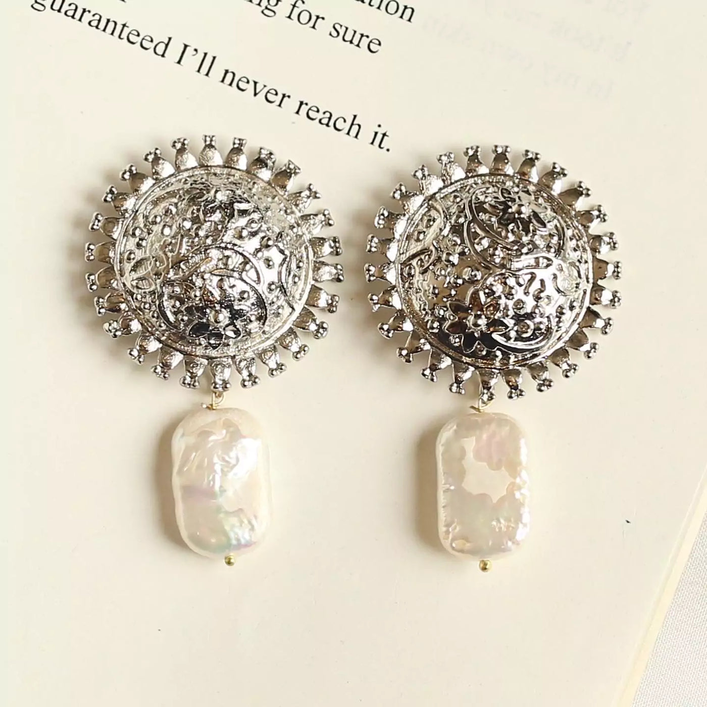 NOA PEARL EARRINGS