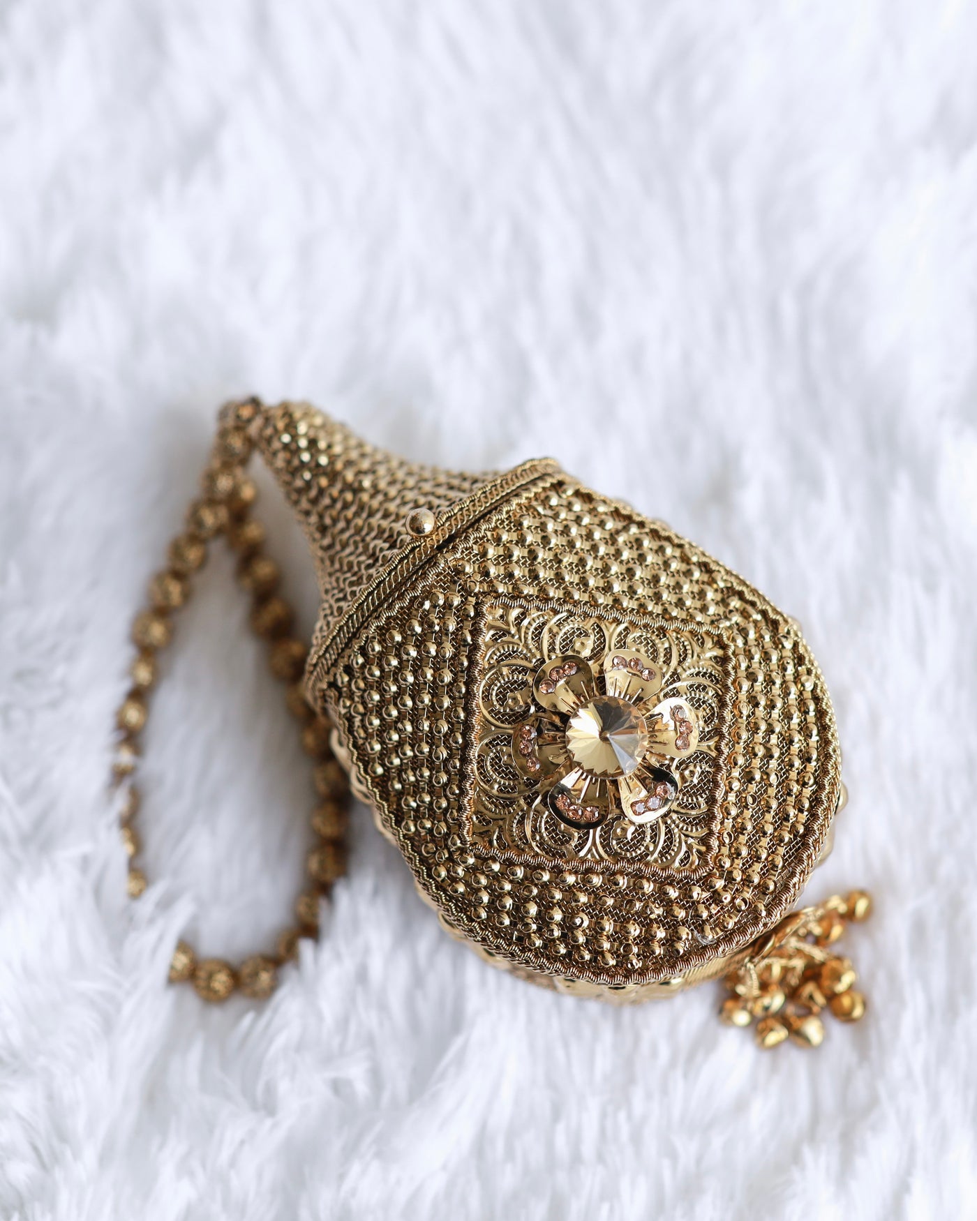 AAIRA CLUTCH