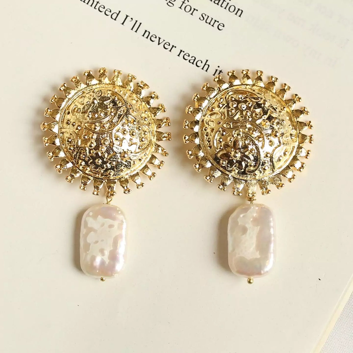 NOA PEARL EARRINGS