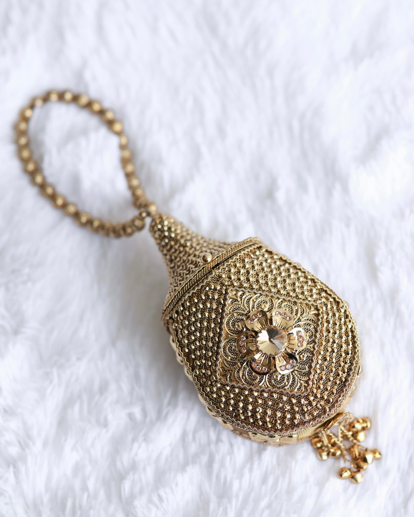 AAIRA CLUTCH
