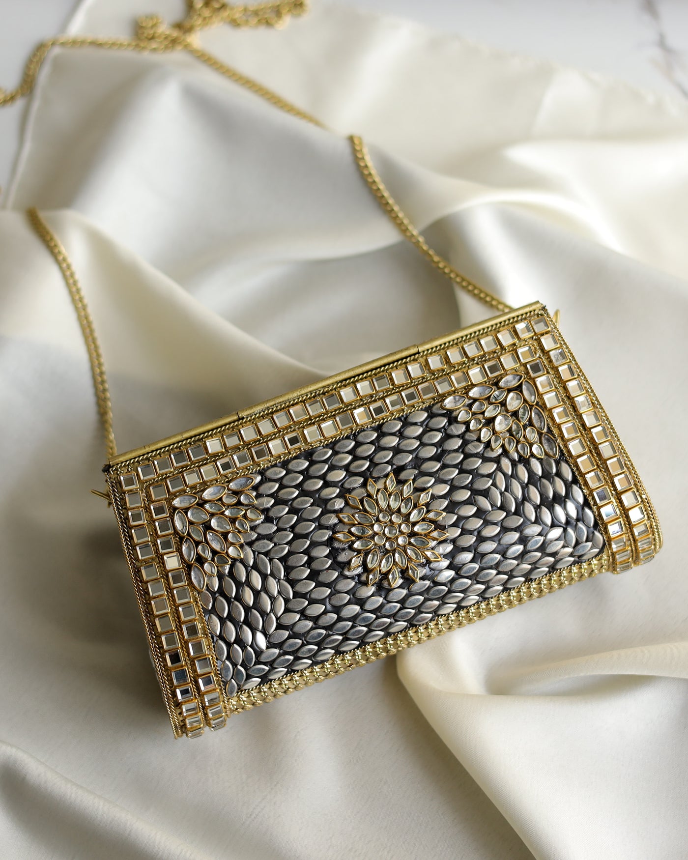 AYNOOR CLUTCH